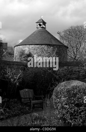 Dovecots Dunster in un villaggio storico e Castello con cottage con il tetto di paglia in Somerset.Inghilterra Foto Stock