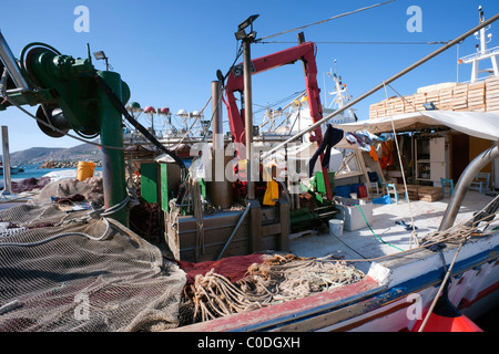 Mazzo di un greco peschereccio ormeggiata nel porto di Naoussa, sul Cyclade isola di Paros. Foto Stock