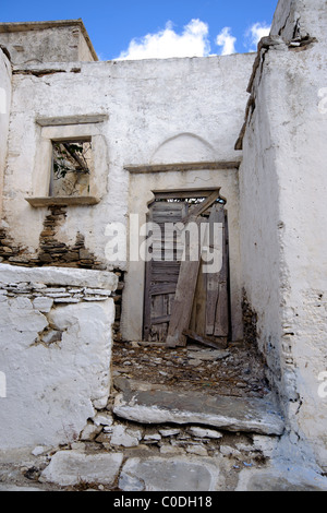 Porta di una vecchia casa abbandonata nel villaggio di Lefkes, sul Greco Cyclade isola di Paros. Foto Stock