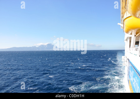 Questa foto è stata scattata dalla nostra nave da crociera sul Mediterraneo come abbiamo navigato verso est in direzione di Palma de Mallorca Foto Stock