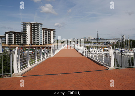 Ponte pedonale Pont y Werin attraverso il fiume Ely nella baia di Cardiff, Galles Foto Stock