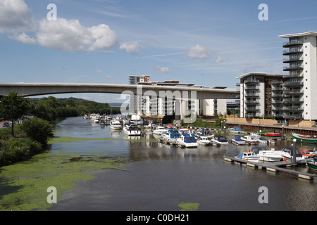 Barche ormeggiate nel fiume Ely nella baia di Cardiff Galles Regno Unito Riverside appartamenti Foto Stock