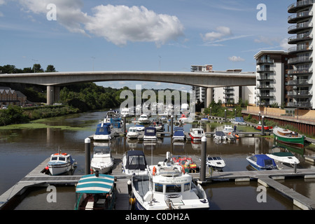 Barche ormeggiate nel fiume di Ely nella Baia di Cardiff Wales UK Foto Stock