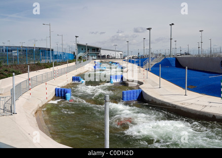 Centro internazionale di sport acquatici bianchi di Cardiff. Cardiff Bay Wales Regno Unito. Villaggio sportivo. Corso di slalom in kayak Foto Stock