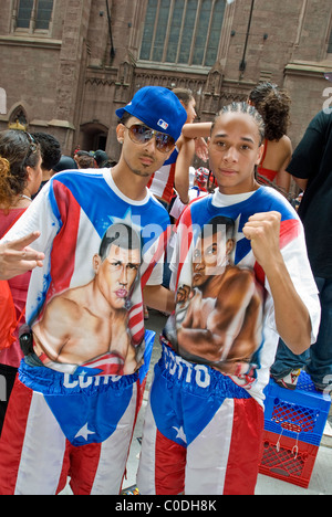 Il Puerto Rican Day Parade, tenuto ogni anno a giugno sulla Fifth Avenue a New York City. Foto Stock