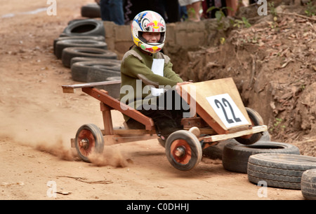 Uomo Hmong gare una casella e il carrello si blocca in corrispondenza di un nuovo anno festival presso appeso Saew Village Chiang Mai, Thailandia. Racing sponsorizzato da R Foto Stock