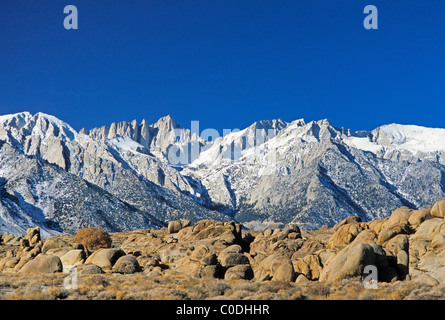 Il Monte Whitney e Whitney portali, Sierra Nevada, in California, con colline Alabama in primo piano. Foto Stock