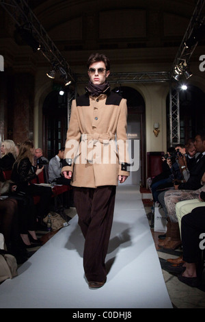 La London Fashion Week, raccolta da Welsh designer Elliott J Fregio Foto Stock