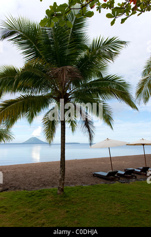 Bunaken Island e Pulau Manado Tua come visto attraverso gli alberi da Kima Bajo resort nel Nord Sulawesi, Indonesia. Foto Stock