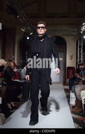 La London Fashion Week, raccolta da Welsh designer Elliott J Fregio Foto Stock