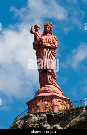 Notre Dame de France Madonna &bambino ghisa statua turisti in giro per la base. Rocher Corneille Le Puy-en-Velay , Auvergne, Francia. Foto Stock