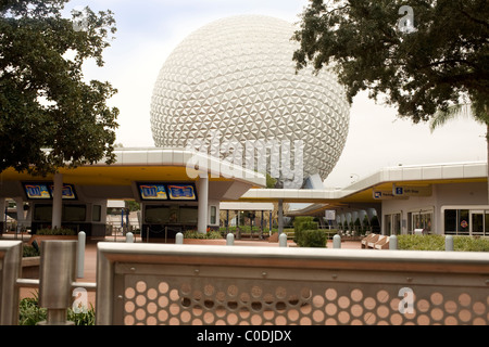 Il molto riconoscibile astronave Terra sfera geodetica visto all'entrata di Epcot il parco a tema Disney World, a Orlando, Florida. Foto Stock