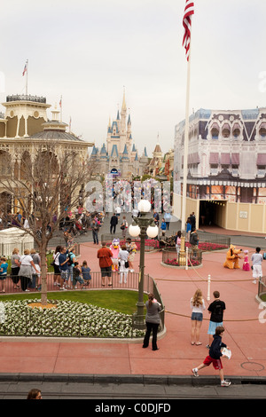 Main Street, USA come visto dalla stazione ferroviaria al Parco a Tema del Regno Magico di Disney World a Orlando in Florida. Foto Stock