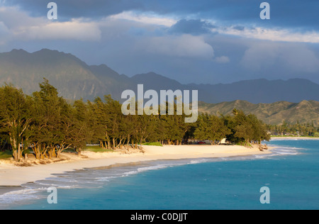 Kailua Beach Park e montagne Koolau dal punto Lanikai, Windward Oahu, Hawaii. Foto Stock