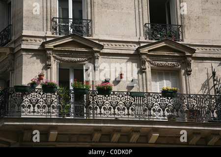 Balcone ornati di appartamento parigino edificio Foto Stock