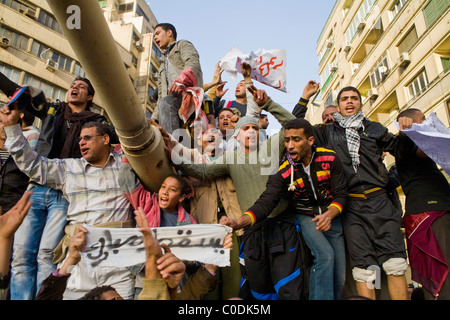 Governo anti-manifestanti celebrare in cima a un serbatoio durante l'occupazione del Cairo, Egitto Piazza Tahrir su GEN29, 2011 Foto Stock