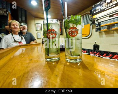 Creazione di miscelazione Mojito Cocktail Bar Havana Vecchia Cuba Foto Stock