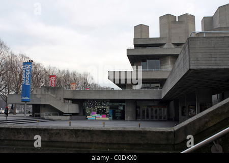 Una vista del Teatro Nazionale situato lungo gli argini del fiume Tamigi a Londra Foto Stock