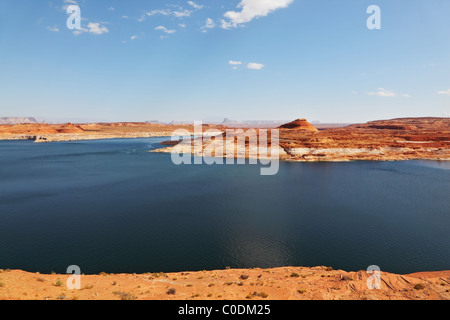 Superba enorme e bellissimo lago Powell nel rosso deserto dello Utah e Arizona Foto Stock