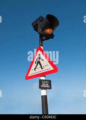 Powered Solar attraversamento pedonale segnale di traffico Foto Stock
