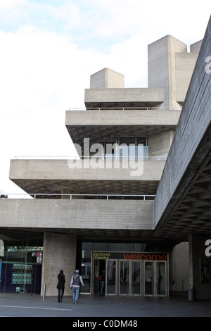 Una vista del Teatro Nazionale e la sua entrata principale, sull'argine del fiume Tamigi a Londra Foto Stock