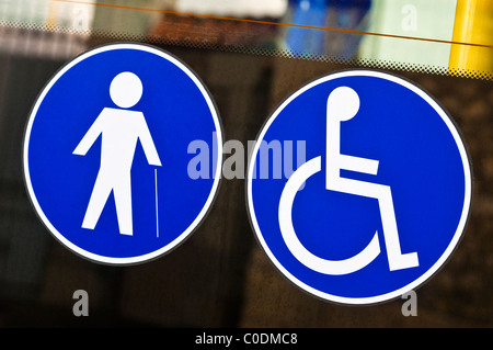 Adesivi per disabili sulla porta del bus - Francia. Foto Stock