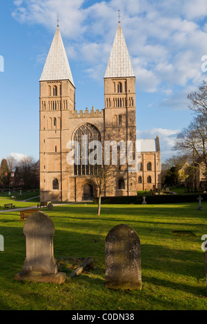 La facciata anteriore e il cimitero di Southwell Minster Southwell Nottinghamshire Inghilterra GB UK EU Europe Foto Stock