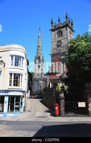 Pesce Street, Shrewsbury con la guglia di san Alkmund la chiesa nel centro e la torre di San Giuliano la chiesa sulla destra. Foto Stock