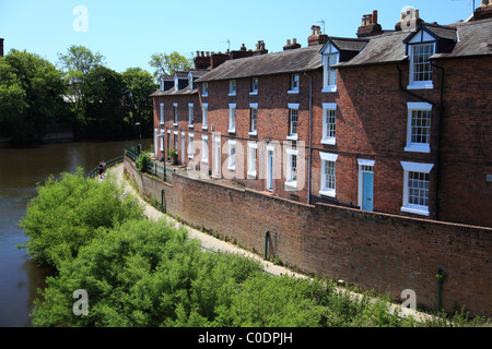 Case in terrazzo marino dall'inglese e il ponte sul fiume Severn a Shrewsbury. Il sentiero al di sotto è allagato regolarmente. Foto Stock