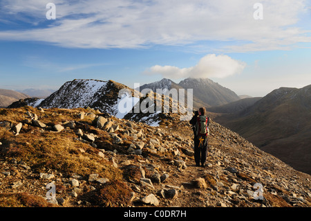 Walker sul crinale del Beinn Dearg Mheadhonach sull'Isola di Skye Ebridi, Highlands scozzesi, Scozia Foto Stock