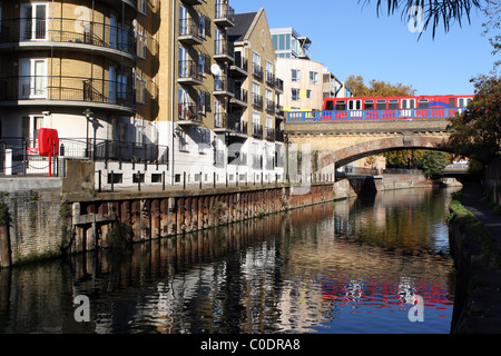 Docklands Light Railway treno attraversando il Limehouse tagliare canal, East London, Regno Unito. Foto Stock