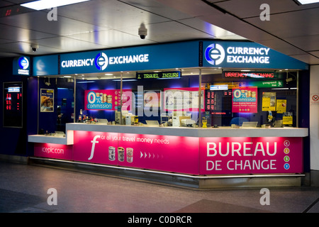 Bureau de Change Office gestito da Cambio Valuta Internazionale -' di ghiaccio Plc. Terminal Sud, Aeroporto di Gatwick. Londra. Regno Unito. Foto Stock
