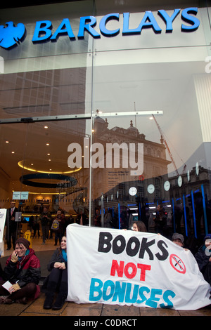 Regno Unito intonso protesta contro la Barclays Bank profitti, l'evasione fiscale e bonus, Londra Foto Stock