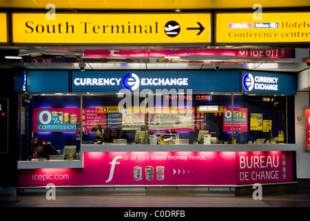 Bureau de Change azionato da Cambio Valuta Internazionale -' di ghiaccio Plc bureau al South Terminal, l' aeroporto di Gatwick. Londra. Regno Unito Foto Stock
