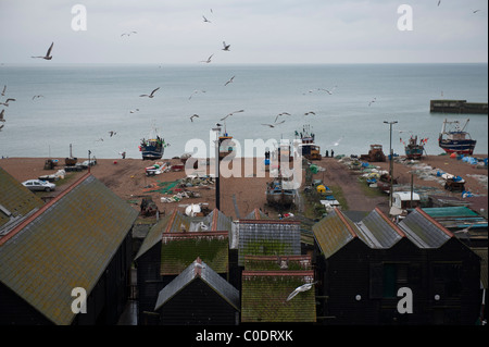 La Stade spiaggia pesca net capanne e barche di Hastings East Sussex England Regno Unito Foto Stock