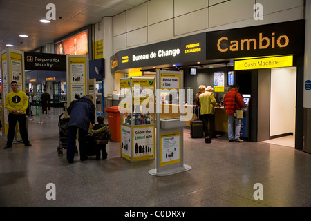 TTT Moneycorp bureau de change office vicino al passeggero il bagaglio a mano il controllo di sicurezza. L' aeroporto di Gatwick South Terminal. Londra. Regno Unito Foto Stock