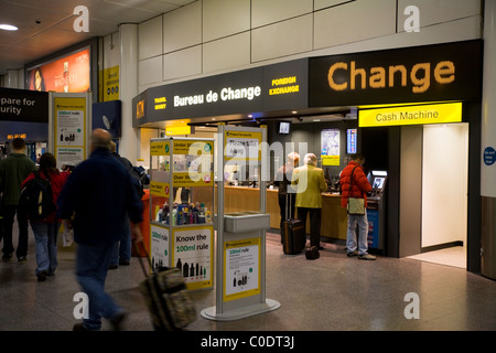 TTT Moneycorp bureau de change vicino al passeggero il bagaglio a mano il controllo di sicurezza. L' aeroporto di Gatwick South Terminal. Londra. Regno Unito Foto Stock