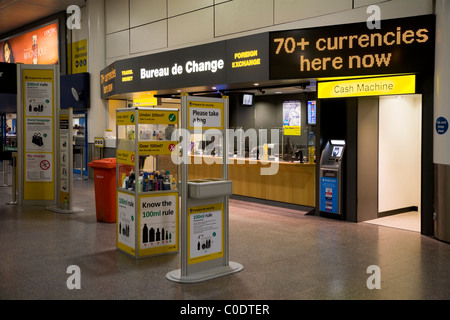 TTT Moneycorp bureau de change vicino al passeggero il bagaglio a mano il controllo di sicurezza. L' aeroporto di Gatwick South Terminal. Londra. Regno Unito Foto Stock