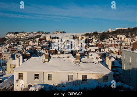 La città vecchia di Hastings coperto in inverno la neve Foto Stock