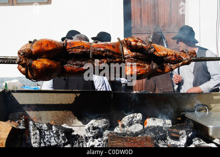Di maiale interi la tostatura su barbecue presso Fiesta del Almendro in Tejeda, Gran Canaria Isole Canarie Spagna Foto Stock