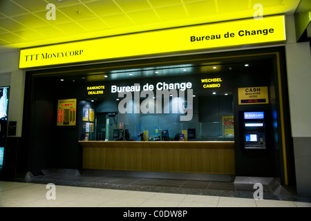 Bureau de Change Office gestito da TTT Moneycorp all aeroporto di Gatwick South Terminal. Londra. Regno Unito. Foto Stock