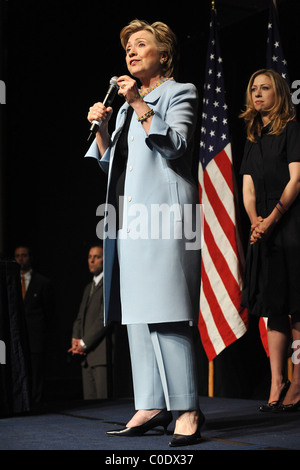 Chelsea Clinton e Hillary Clinton presidenziale democratica degli Stati Uniti di speranza Il senatore Hillary Clinton sta con sua figlia Foto Stock