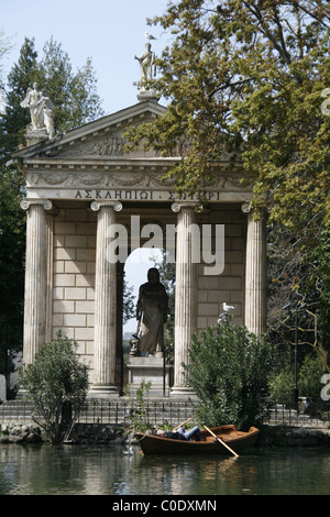 Coppia giovane in barca a remi sul lago del parco di villa Borghese a Roma Italia Foto Stock