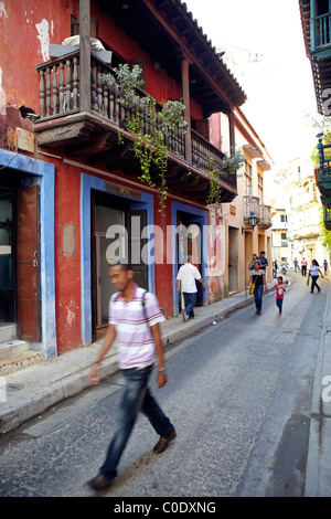 Uomo che cammina verso il basso street old town Cartagena Foto Stock