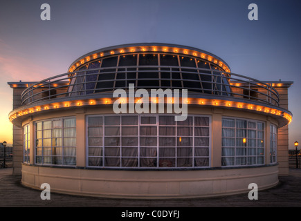 Vivace colorato tramonto su Worthing Pier in Inghilterra del sud della costa Foto Stock