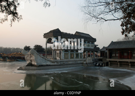 La barca di marmo nel Palazzo d'estate, congelati Lago Kunming, Pechino, Cina Foto Stock