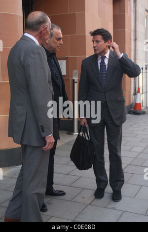 Avram Grant e lunga vita Chelsea Fan Sebastian Coe lasciare Cirpriani ristorante, dove hanno senza dubbio parlato di Chelsea del ritardo Foto Stock