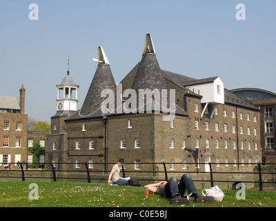 UK- tradizionale oasthouses convertito a tre mulini Film Studio in prua, Londra Foto Stock