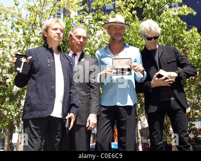 Andy estati , Michael Bloomberg, Sting e Stewart Copeland il sindaco di New York City e British rock band di polizia, Foto Stock