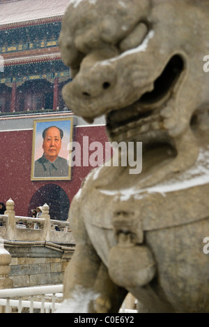 Ritratto di Mao Zedong in piazza Tiananmen e il leone di pietra di fronte preso nella neve Foto Stock